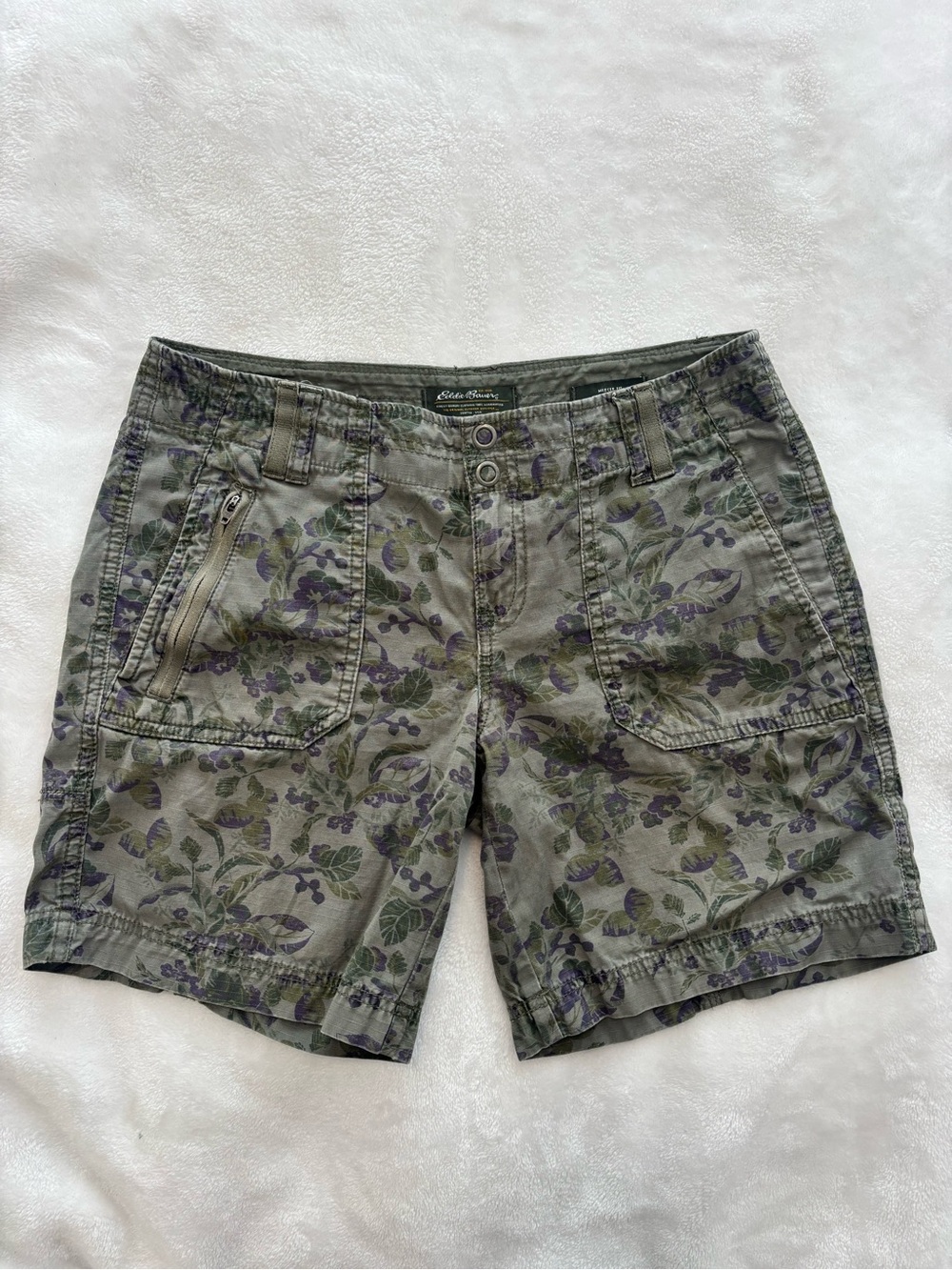 Women’s Eddie Bauer green & purple floral print Mercer Fit cargo shorts size 4P
